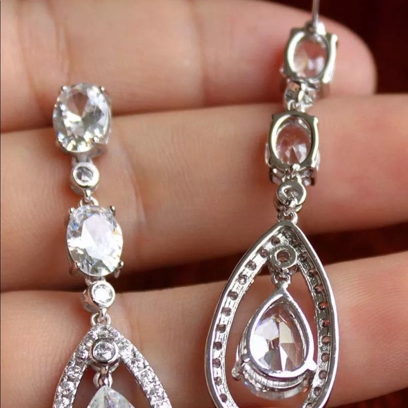 Sale 🍾18k Gold White Topaz Teardrop Earrings - Picture 3 of 3